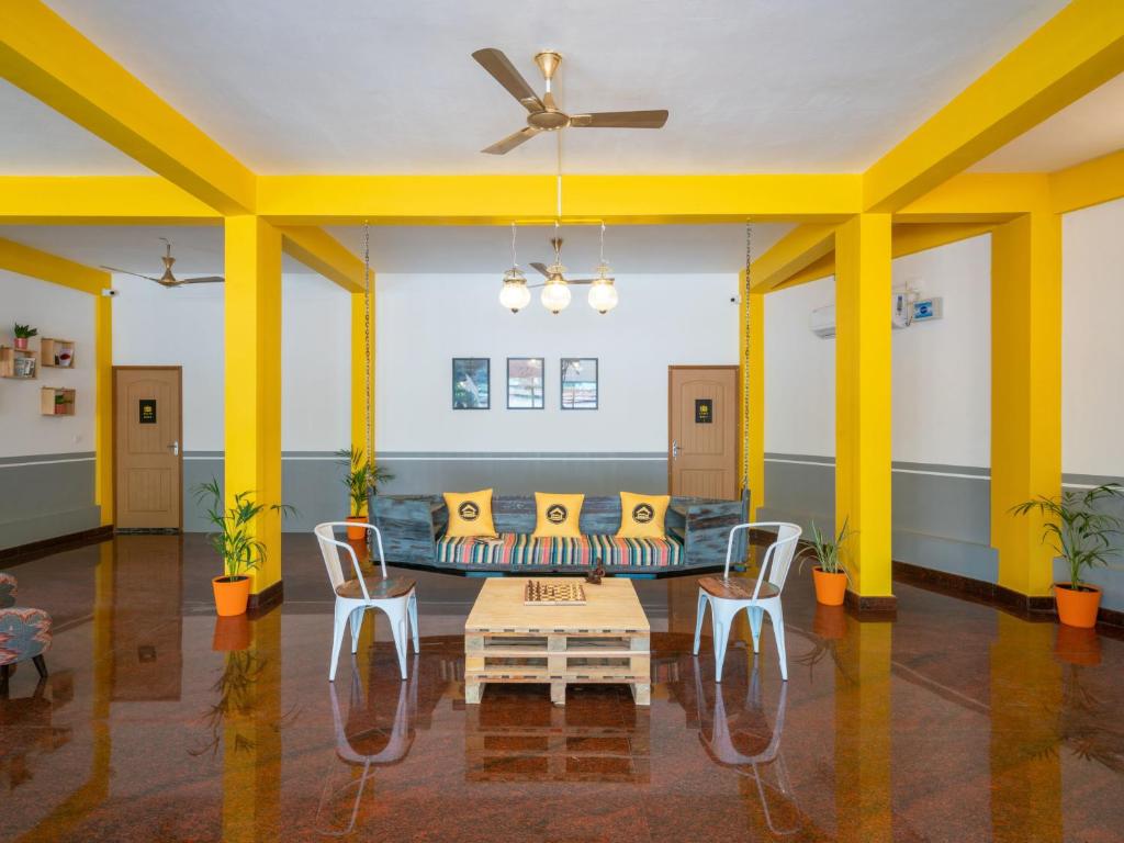 Posezení v ubytování The Hosteller Fort Kochi