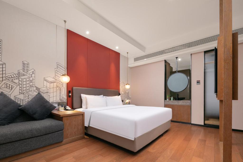 Postel nebo postele na pokoji v ubytování Mansion New Century Hotel Chengdu Wuhou