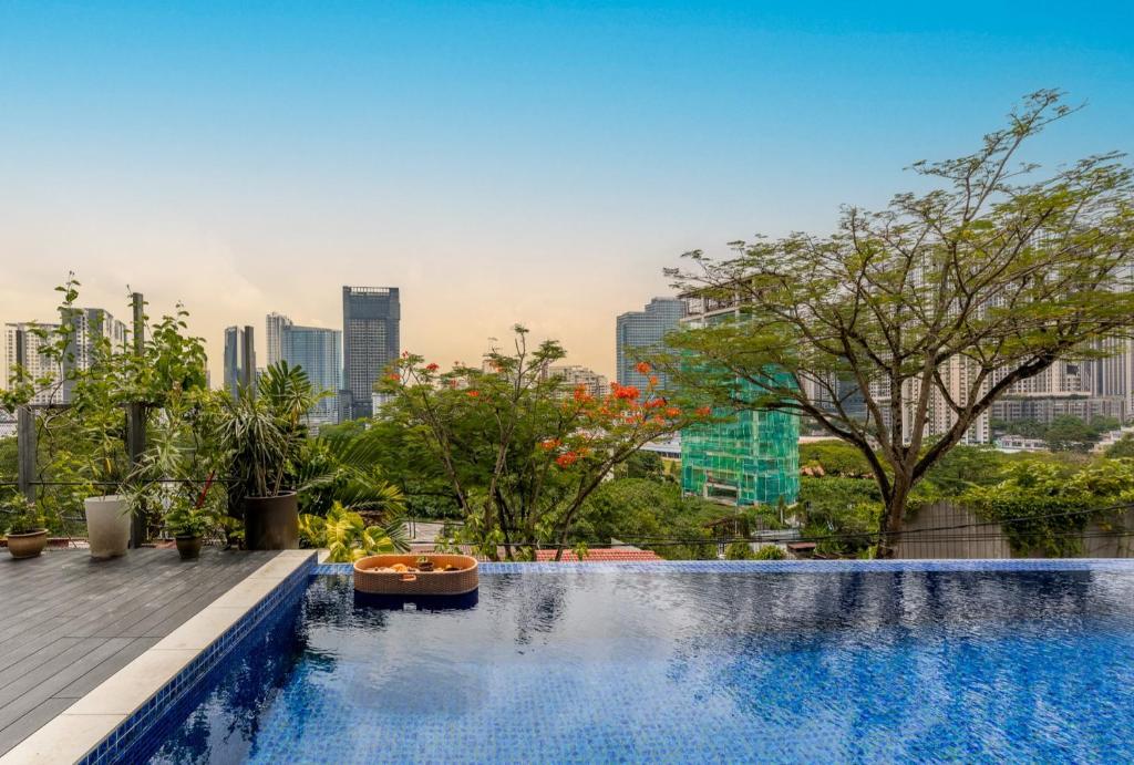 Bazén v ubytování Flame of the Forest Retreat 38Pax 8R7B Pool Villa Kuala Lumpur nebo v jeho okolí