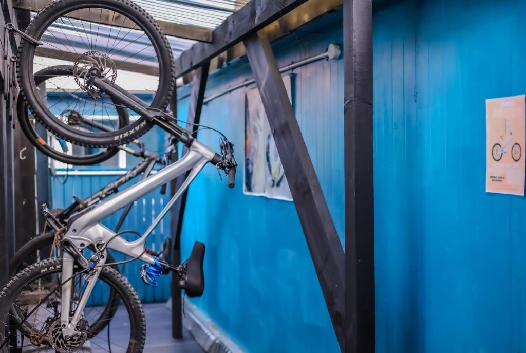 Jízda na kole v ubytování Crashpalace Backpackers nebo okolí