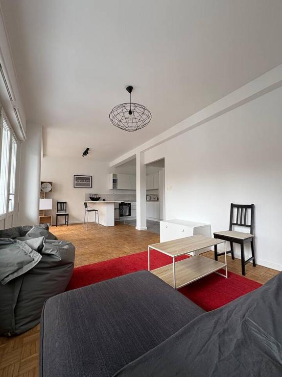 un salon avec un canapé et une table dans l'établissement L'appart du Parc Malo, à Dunkerque