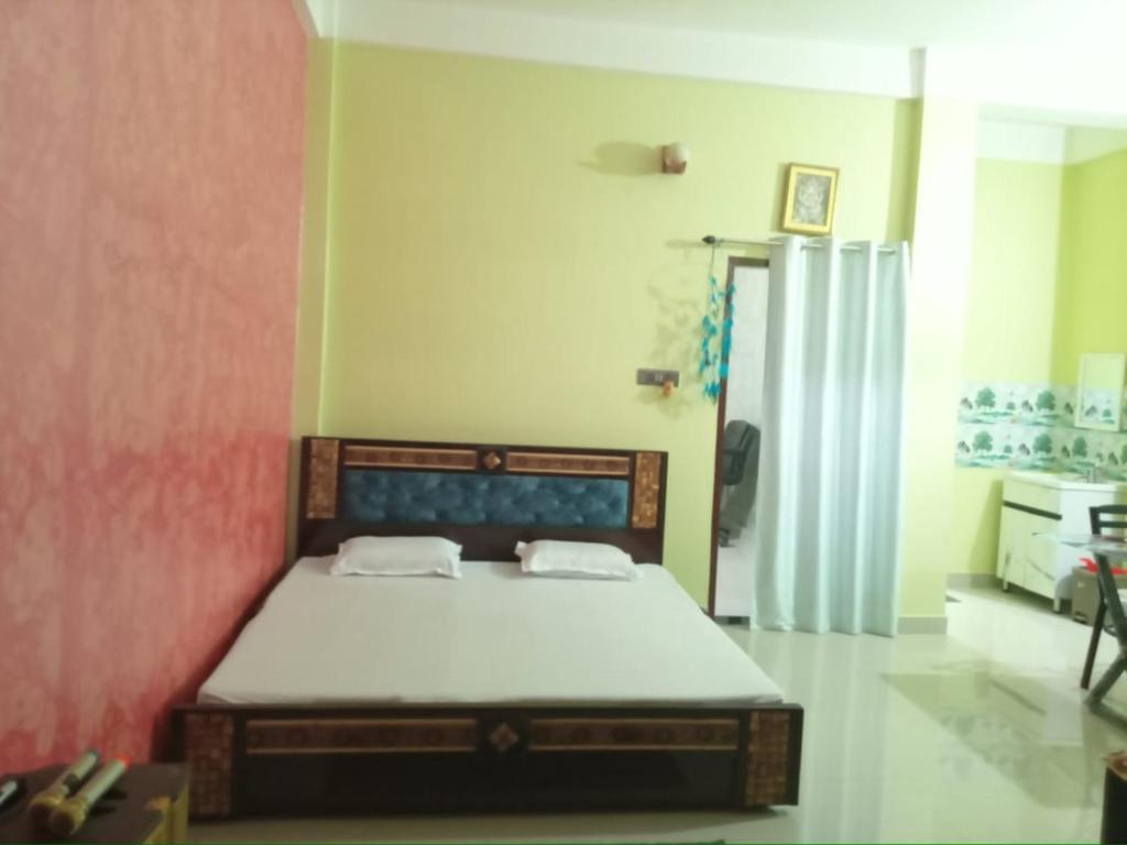 un dormitorio con una cama en una habitación en jajabor Homestay, en Jāmb