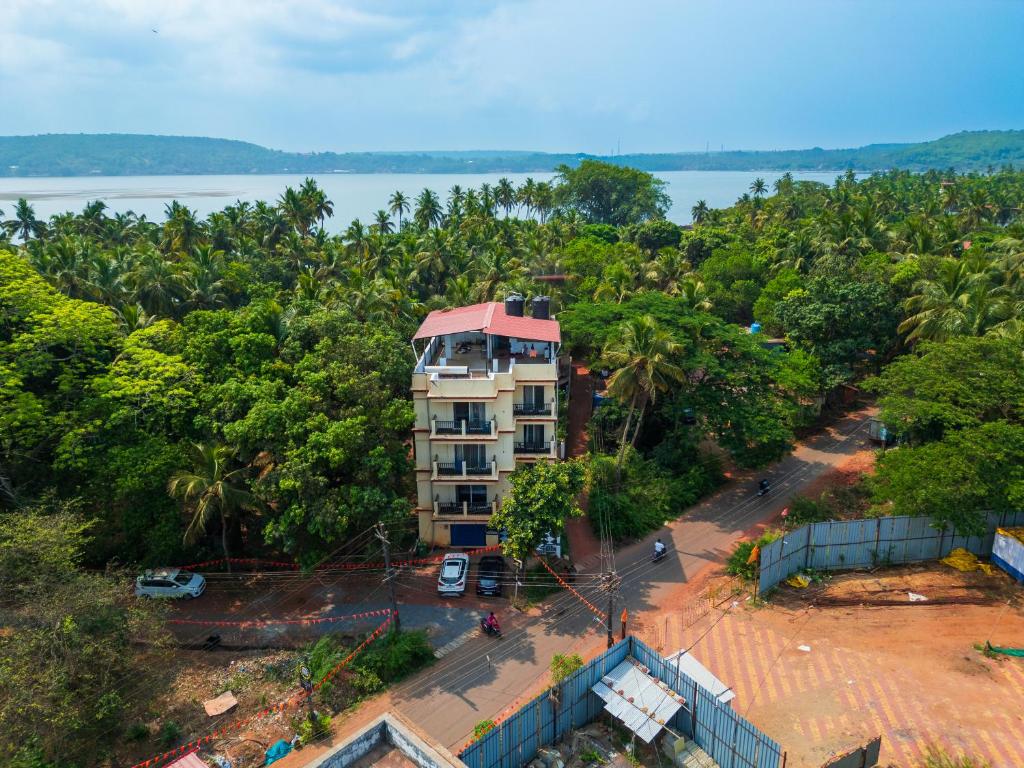 un edificio de apartamentos en medio de un bosque de árboles en Helloworld Riverbank Inn, en Morjim