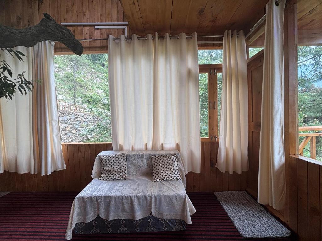 Postel nebo postele na pokoji v ubytování The ISISINGA - A Forest Retreat In Mountains