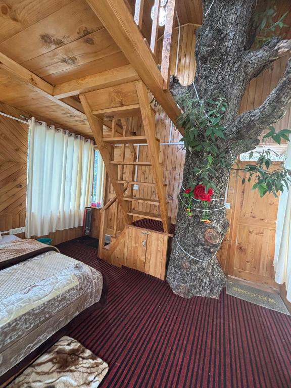 Postel nebo postele na pokoji v ubytování The ISISINGA - A Forest Retreat In Mountains
