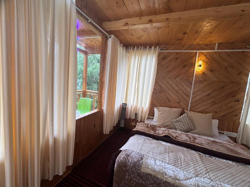 Postel nebo postele na pokoji v ubytování The ISISINGA - A Forest Retreat In Mountains