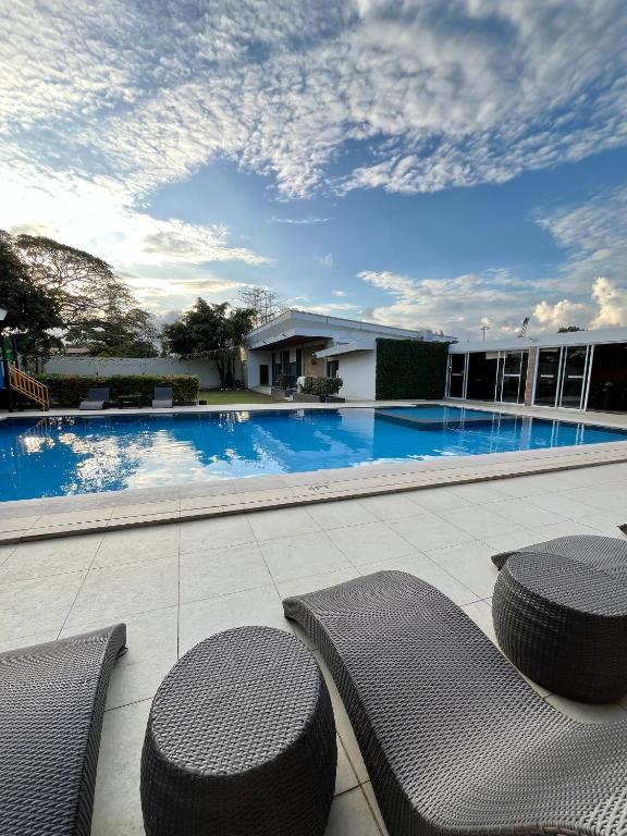 Bazén v ubytování Holiday Suites nebo v jeho okolí