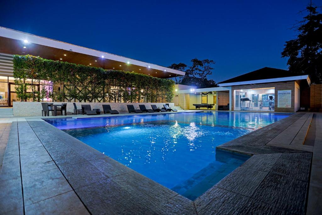 Bazén v ubytování Holiday Suites nebo v jeho okolí