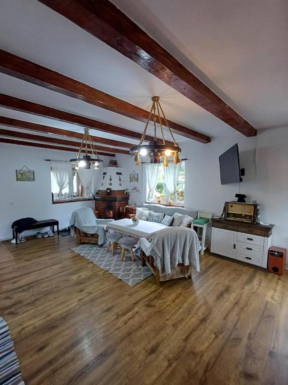 ein Wohnzimmer mit Sofa und Tisch in der Unterkunft Casa Marandy in Sadu