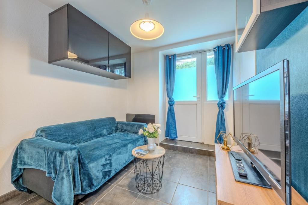 Televisyen dan/atau pusat hiburan di Bleunienn - Studio au cœur du centre-bourg