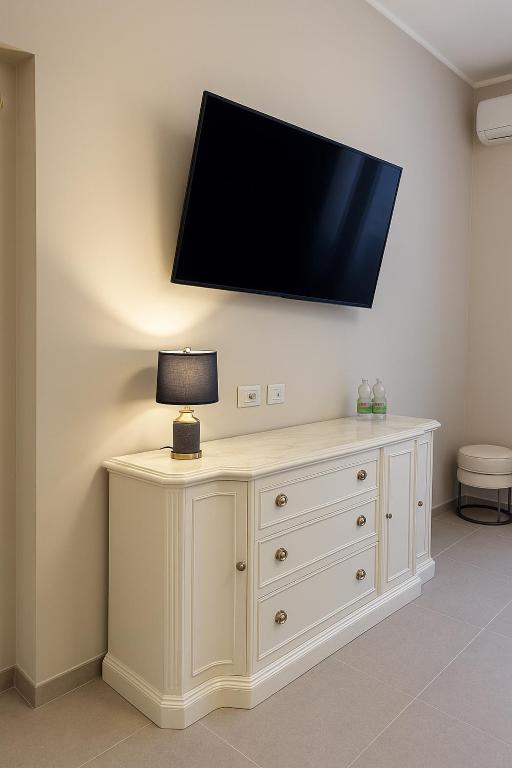 TV a/nebo společenská místnost v ubytování Maison ì room & suites