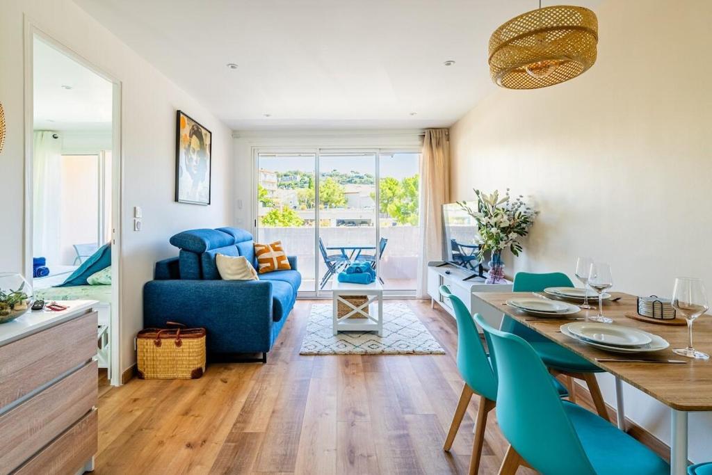 une cuisine et un salon avec une table et des chaises dans l'établissement Cassis - Le Capucine, 4pers, terrasse, classé 3 étoiles, à Cassis