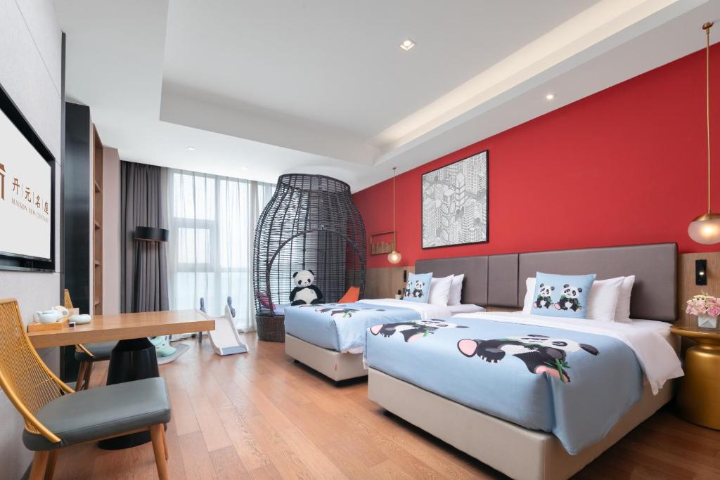 Postel nebo postele na pokoji v ubytování Mansion New Century Hotel Chengdu Wuhou