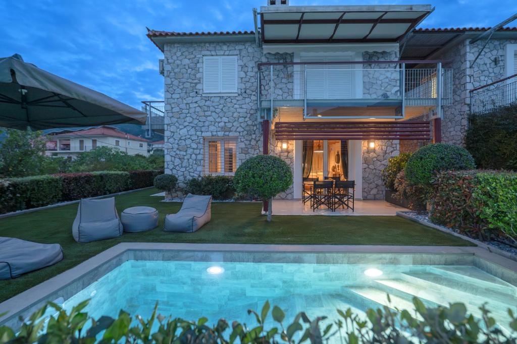Bazén v ubytování Tyros Boutique Houses Villas nebo v jeho okolí