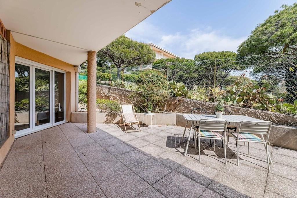 un patio avec une table et des chaises dessus dans l'établissement Le Cap, à Cassis