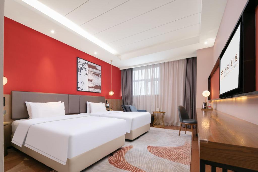 Postel nebo postele na pokoji v ubytování Mansion New Century Hotel Chengdu Wuhou