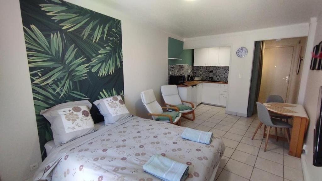 une chambre avec un grand lit et une cuisine dans l'établissement Studio 1 Cannes 20' walk Palais WiFi, à Cannes