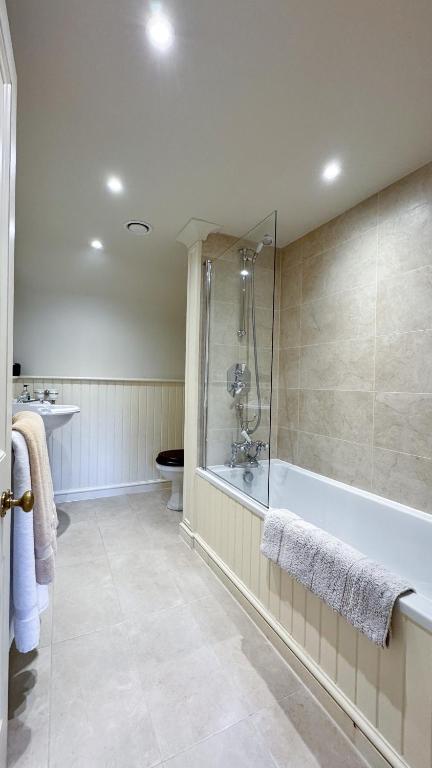 Uphill Manor Bed & Breakfast - Deluxe Suite