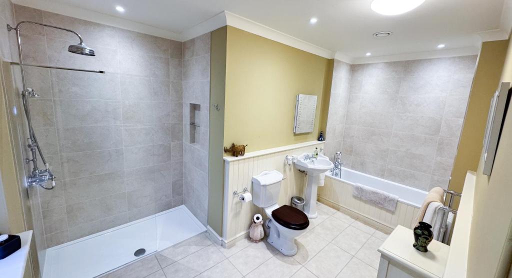 Uphill Manor Bed & Breakfast - Deluxe King Room