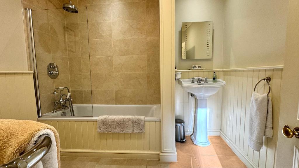 Uphill Manor Bed & Breakfast - Deluxe King Room