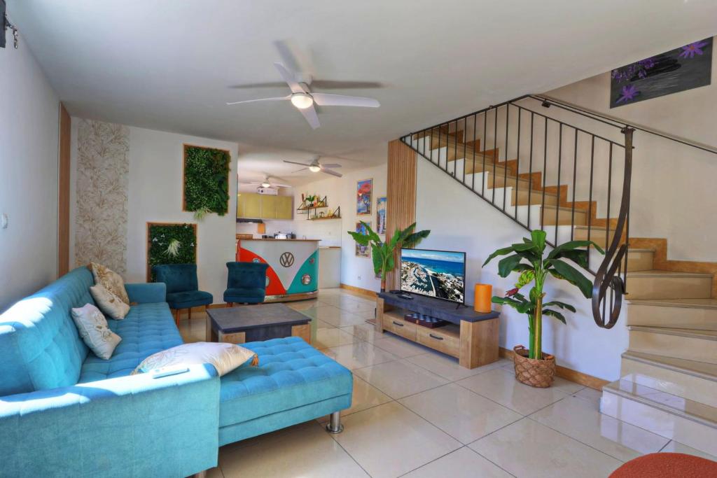 Χώρος καθιστικού στο La Lulubellule - apt T3 duplex Saint Leu