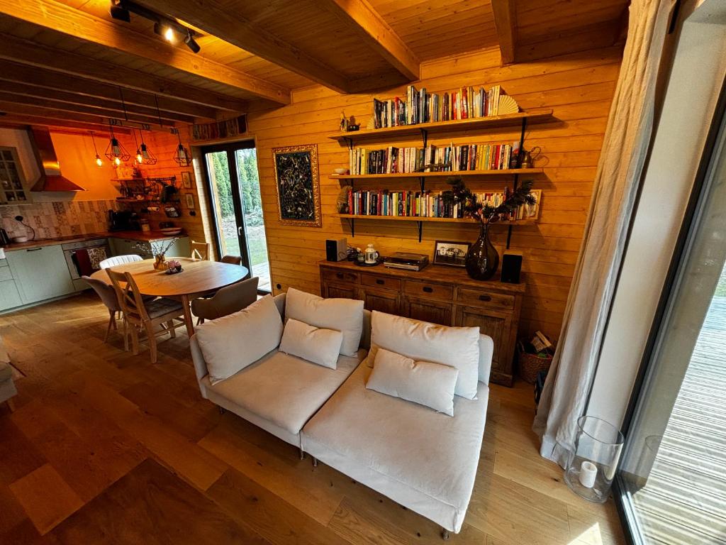 Posezení v ubytování Bór i Woda - klimatyczny, drewniany dom w sercu jezior i lasów