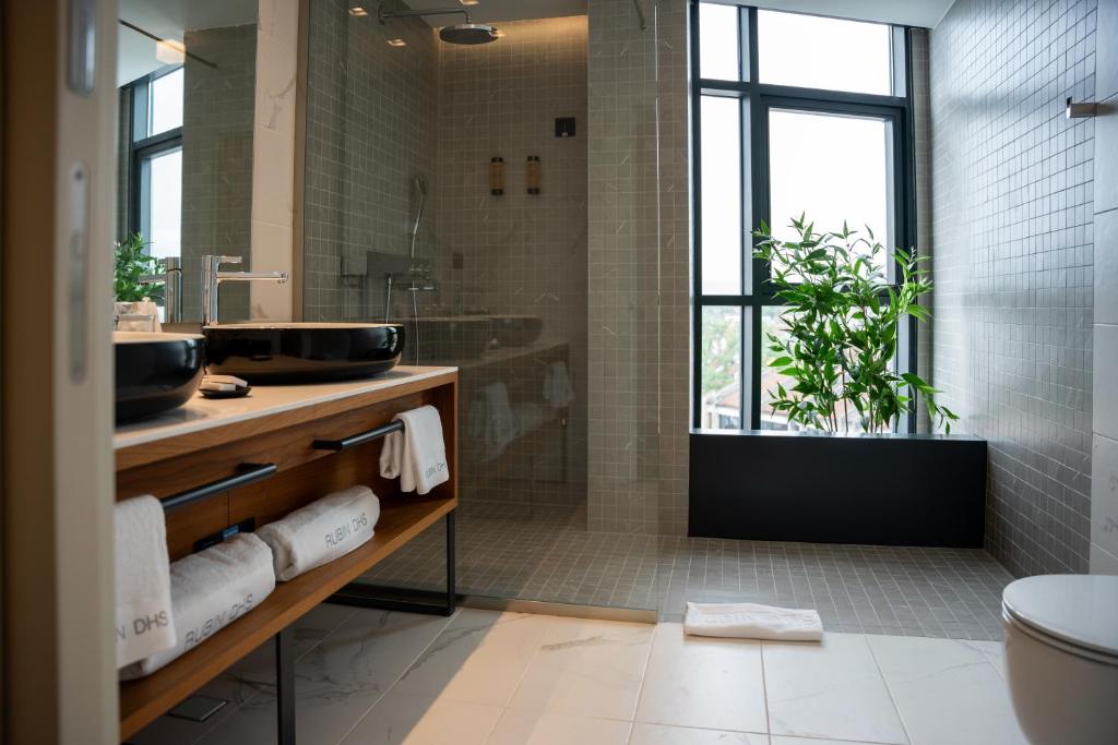 Koupelna v ubytování Hotel Rubin DHS