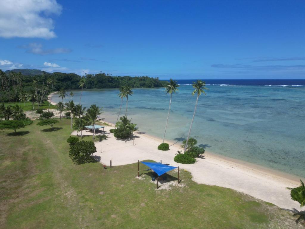 une vue aérienne d'une plage avec des palmiers dans l'établissement Sigasiga Sands Boutique Bungalows, à Savusavu
