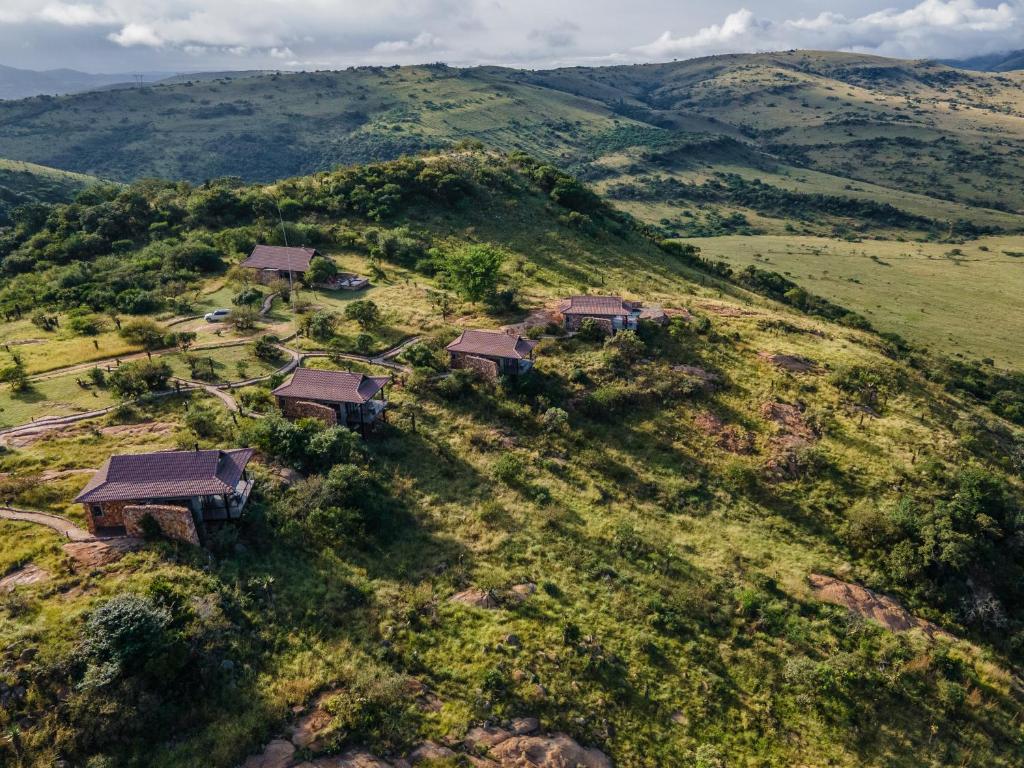 UlundiZulu Rock Lodge - Babanango Game Reserve的山上房屋的鸟瞰图