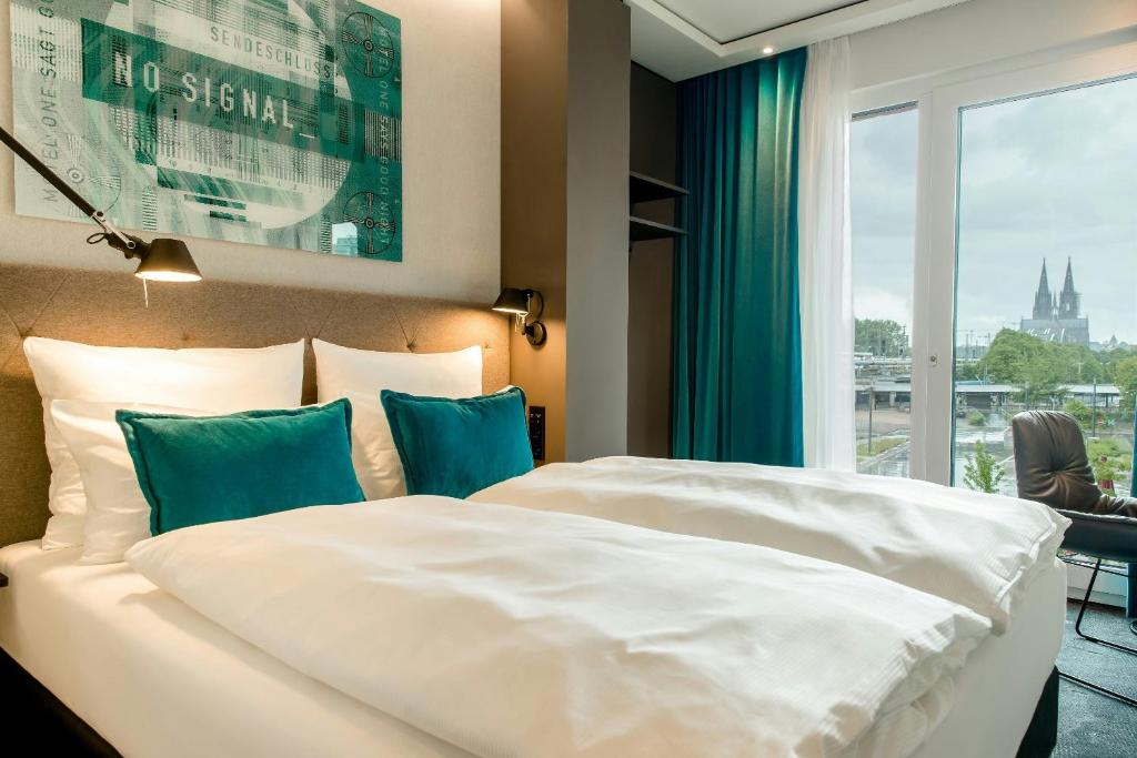 Postel nebo postele na pokoji v ubytování Motel One Köln-Messe