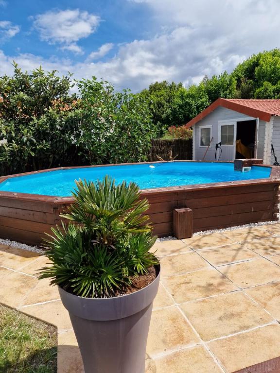 une grande piscine dans une cour dans l'établissement La Dyva 2, à Saint-Jean-de-Monts