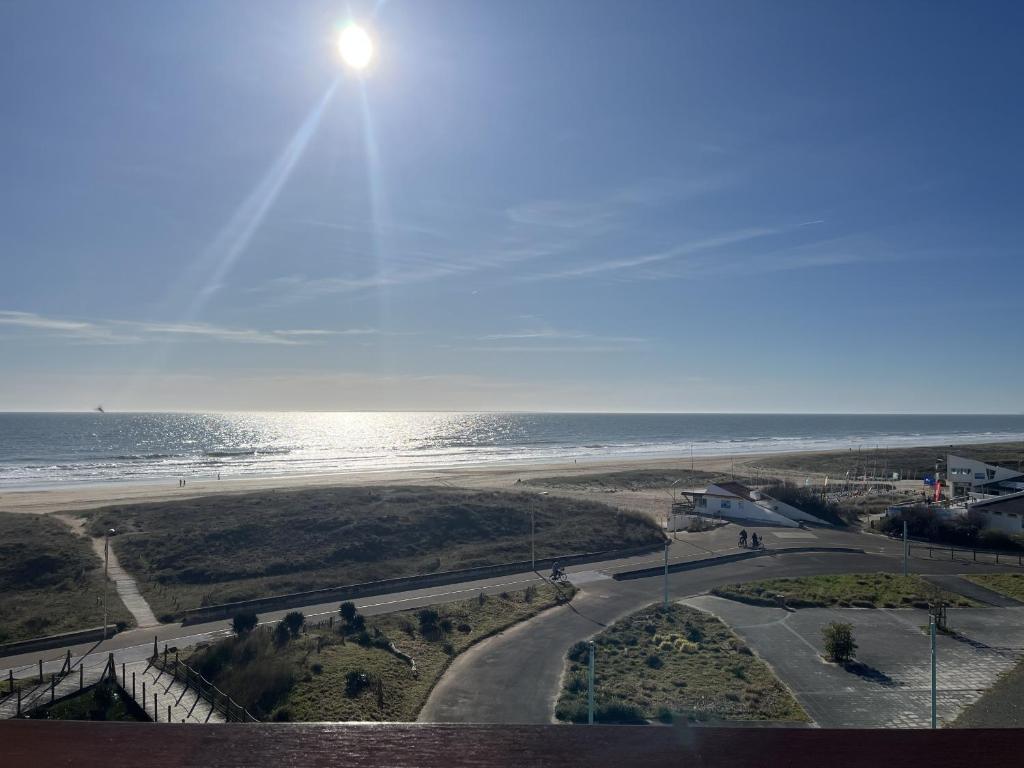 d'un balcon offrant une vue sur la plage et l'océan. dans l'établissement Le Marina, à Saint-Jean-de-Monts