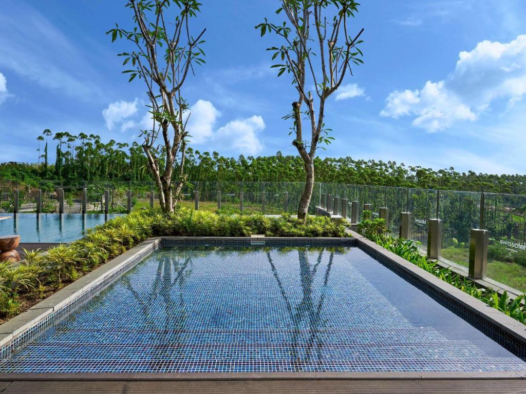 Bazén v ubytování Swissôtel Nusantara nebo v jeho okolí