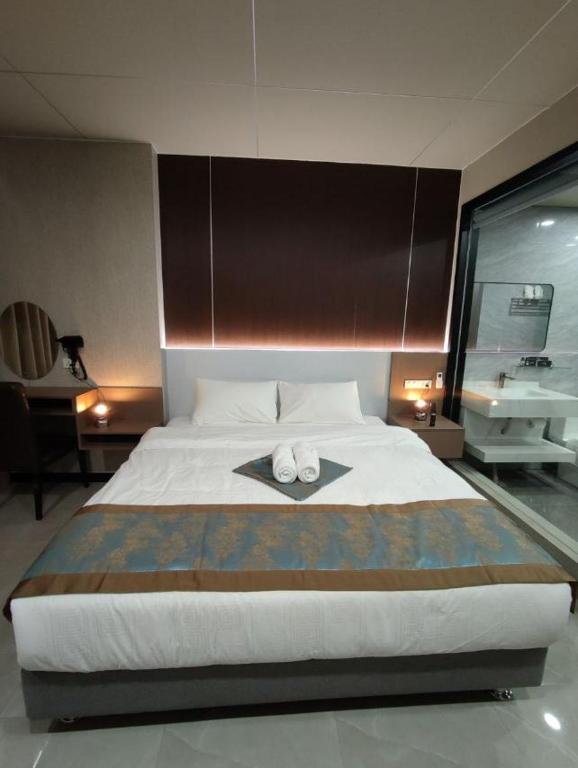 Postel nebo postele na pokoji v ubytování Skyport Hotel
