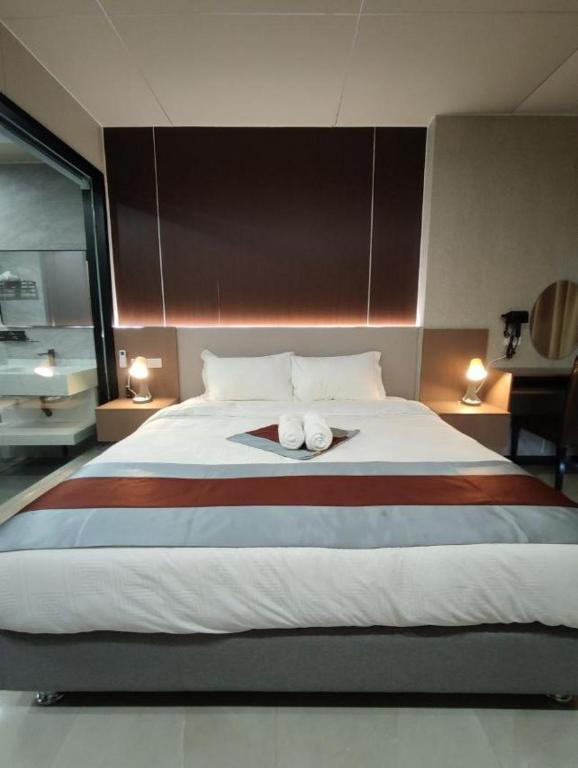 Postel nebo postele na pokoji v ubytování Skyport Hotel