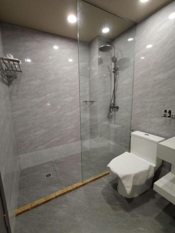 Koupelna v ubytování Skyport Hotel