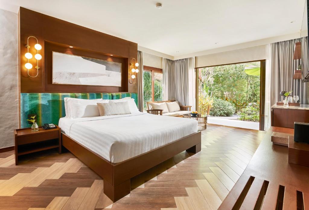 Un pat sau paturi într-o cameră la Sea Sand Sun Resort and Villas - SHA Plus