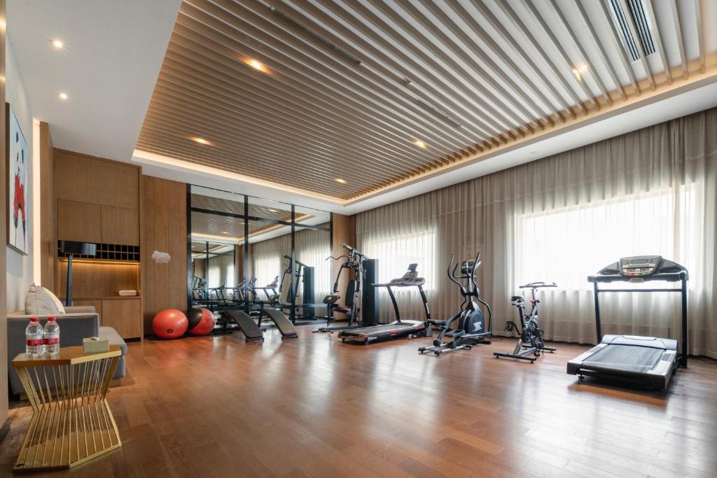 Fitness centrum a/nebo fitness zařízení v ubytování Mansion New Century Hotel Chengdu Wuhou