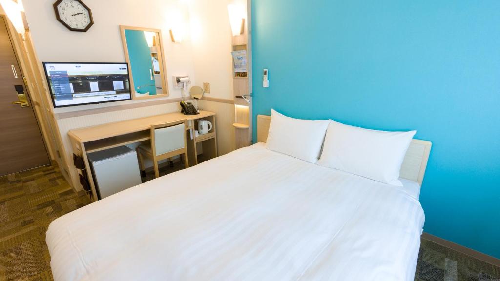 Postel nebo postele na pokoji v ubytování Toyoko Inn Ueda Ekimae