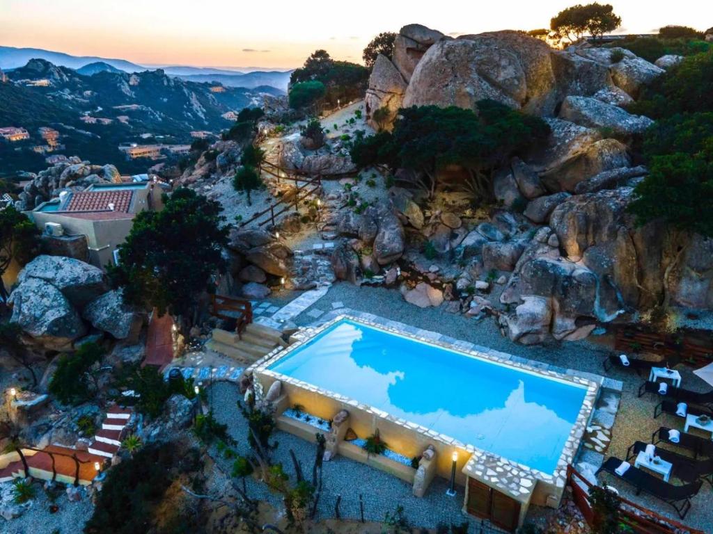 une vue aérienne d'un complexe hôtelier avec piscine dans l'établissement Villa Esmeralda, à Costa Paradiso