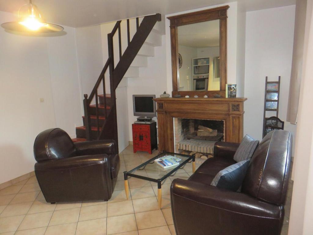 - un salon avec deux fauteuils en cuir et une cheminée dans l'établissement Maison de pêcheur - 250 m plage - Terrasse privée, à Étretat