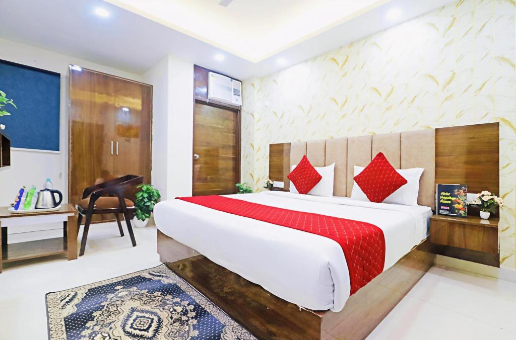 Postel nebo postele na pokoji v ubytování Hotel Delhi fab' Near Rk ashram Metro'5mins distance New Delhi Railway Station'Trinetra Hotels Group