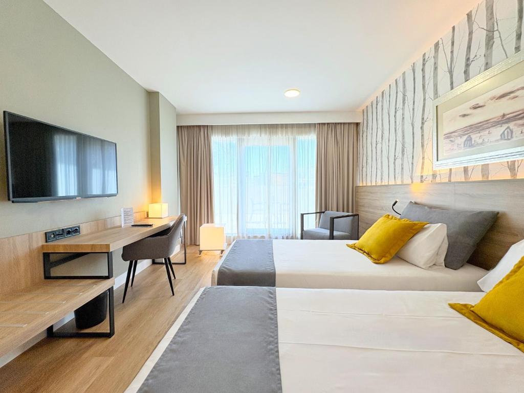 Televízia a/alebo spoločenská miestnosť v ubytovaní Eurohotel Barcelona Granvia Fira