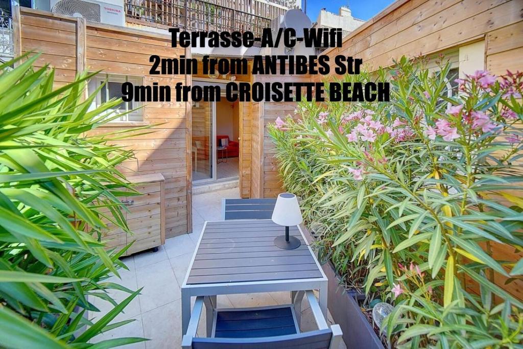 un banc au milieu d'un jardin avec des plantes dans l'établissement JOLI STUDIO AVEC TERRASSE CANNES CENTRE a0b169, à Cannes