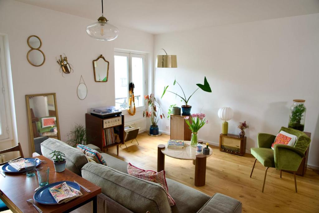 un salon avec un canapé et une table dans l'établissement Beautiful apartment with view on the Faubourg, à Paris