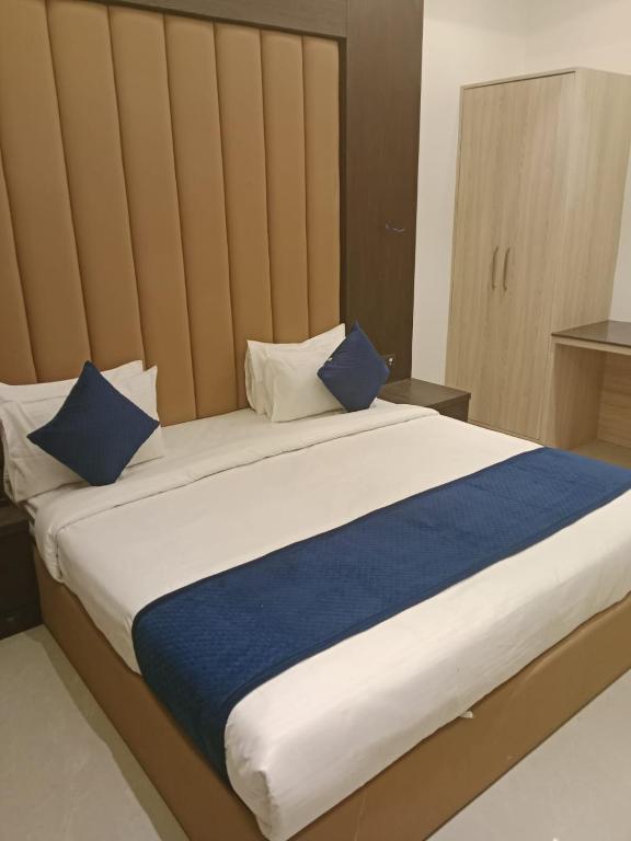 Postel nebo postele na pokoji v ubytování Hotel Grand Empire