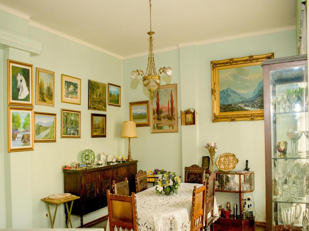 a dining room with a table and some pictures on the wall at Casa En El Corazón De Mendoza in Mendoza