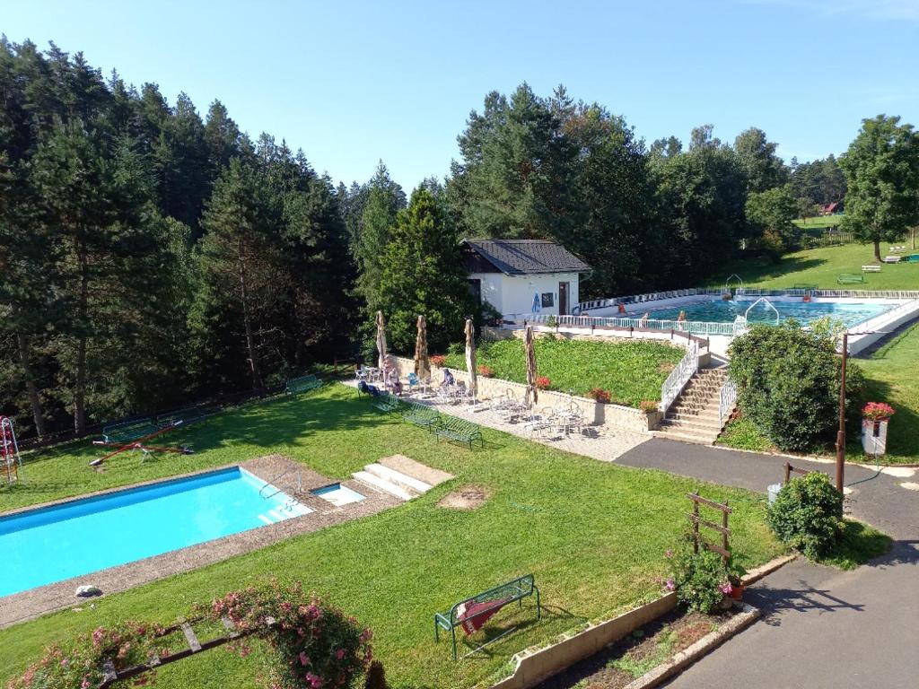 Bazén v ubytování Hotel Bellevue nebo v jeho okolí