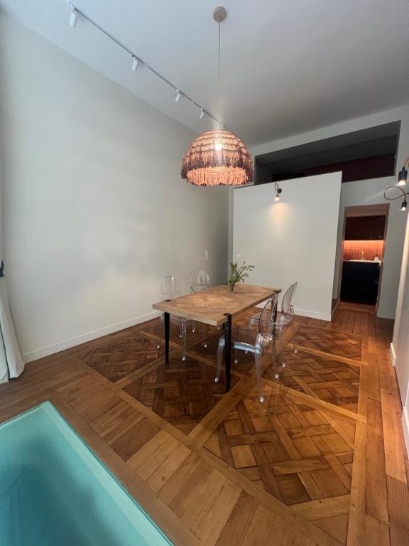 une salle à manger avec une table et un billard dans l'établissement Paris Tour Eiffel, à Paris