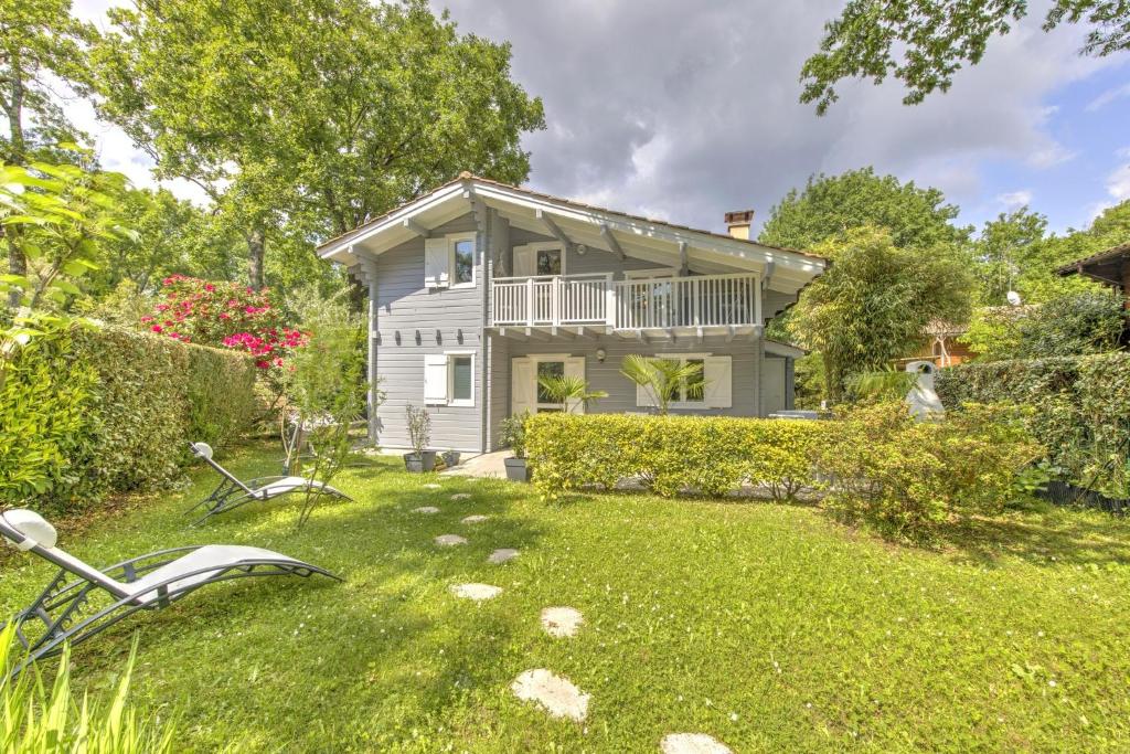 une grande maison avec une cour dans l'établissement Le Repaire des Chatons - 15min Dune du Pyla, à La Teste-de-Buch